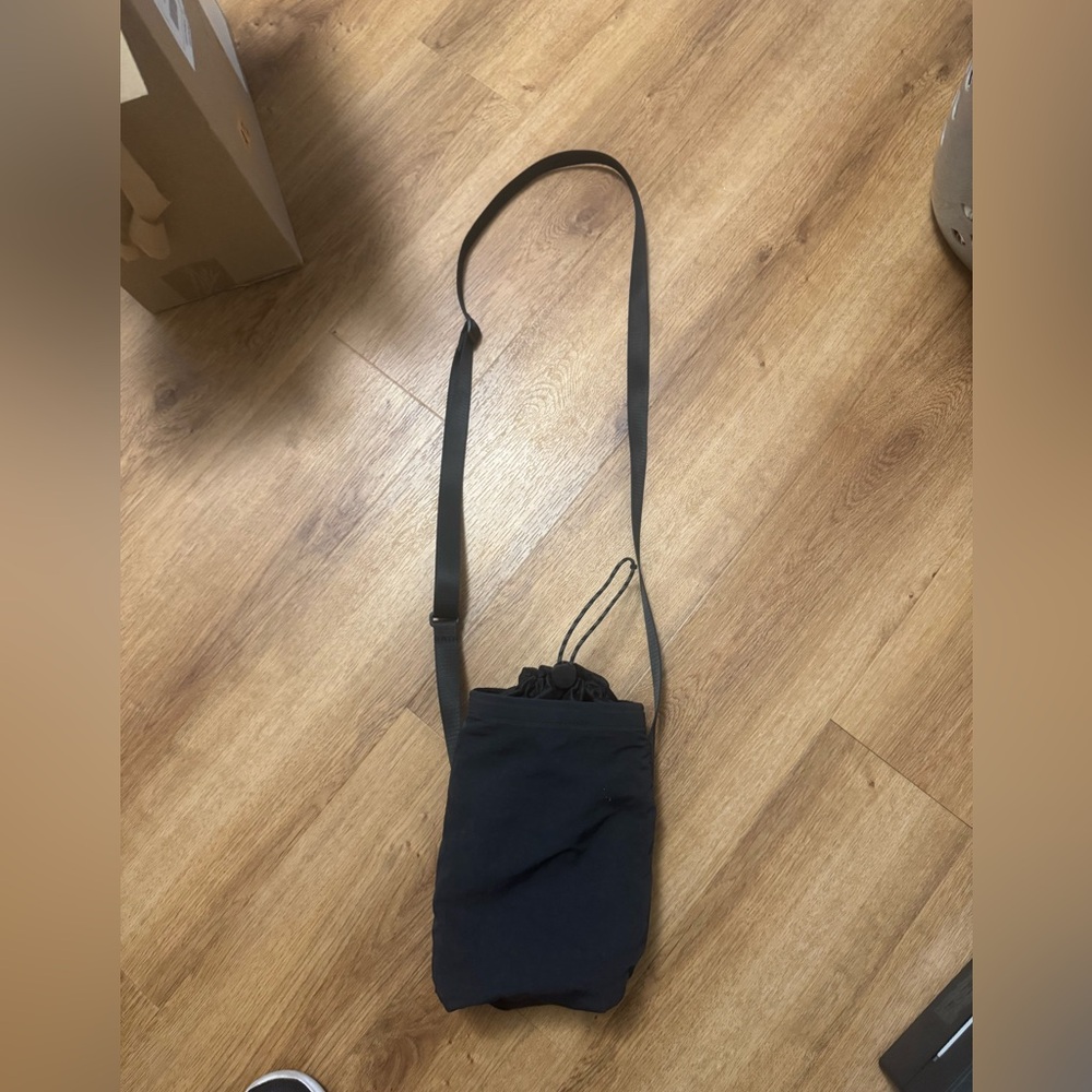 Lululemon water bottle sling